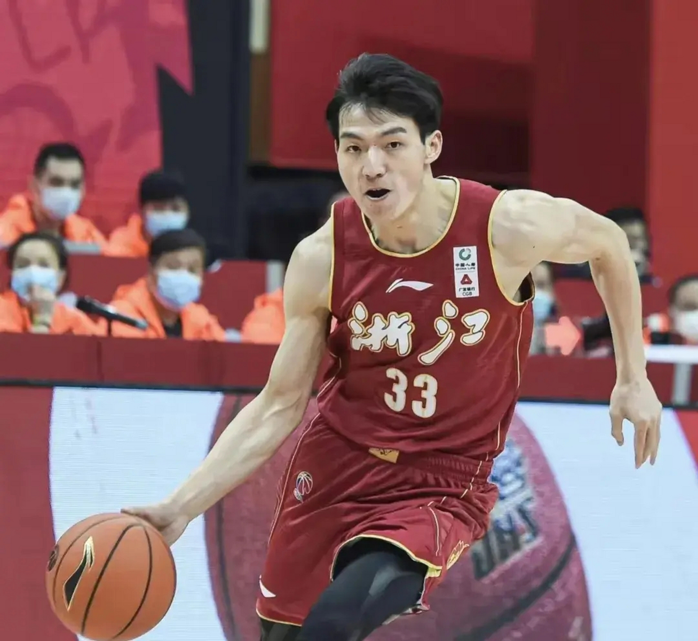 浙江队鏖战热火，王哲林扛起全队