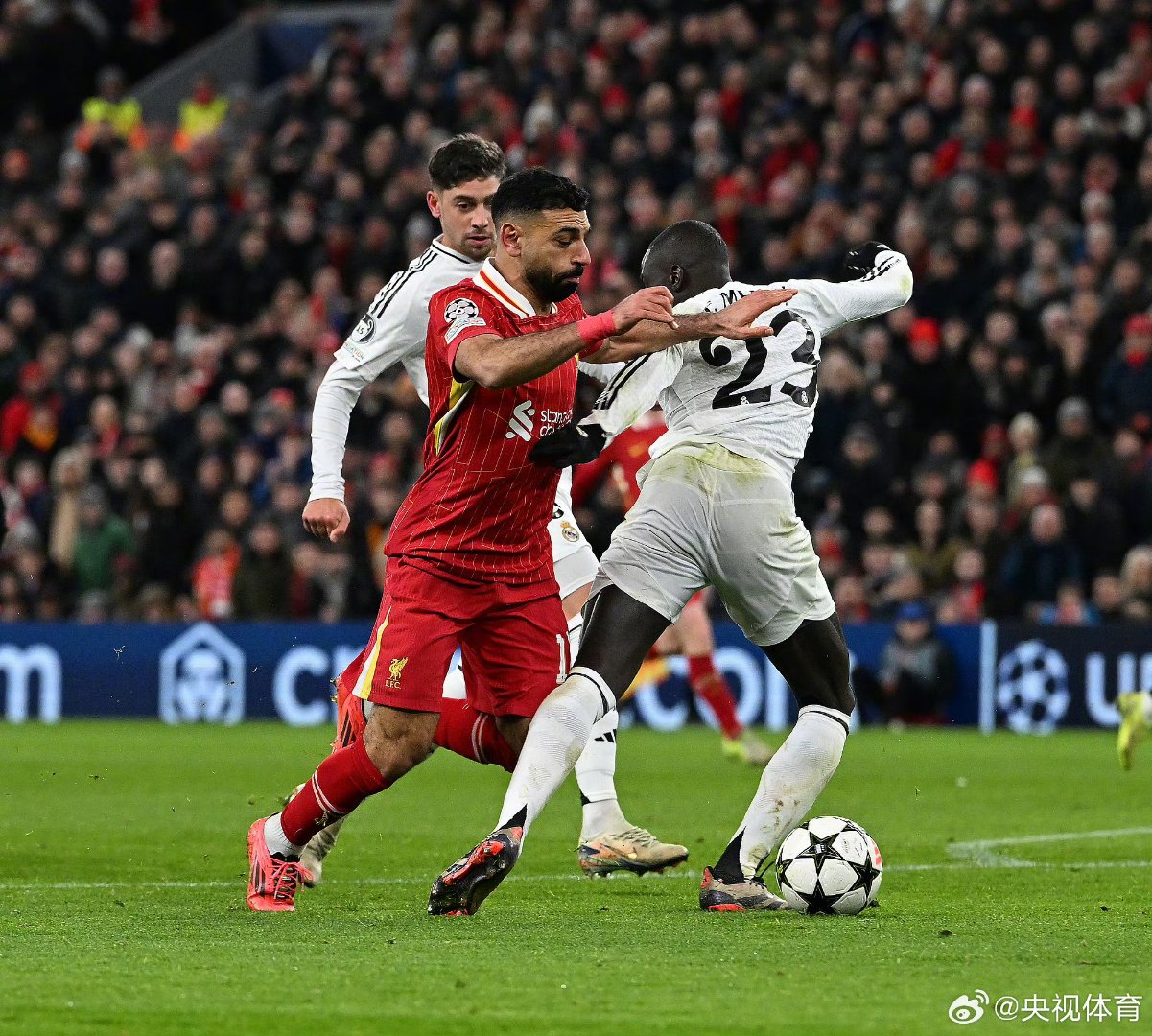 英格兰逆转法国，马丁内利点燃赛场