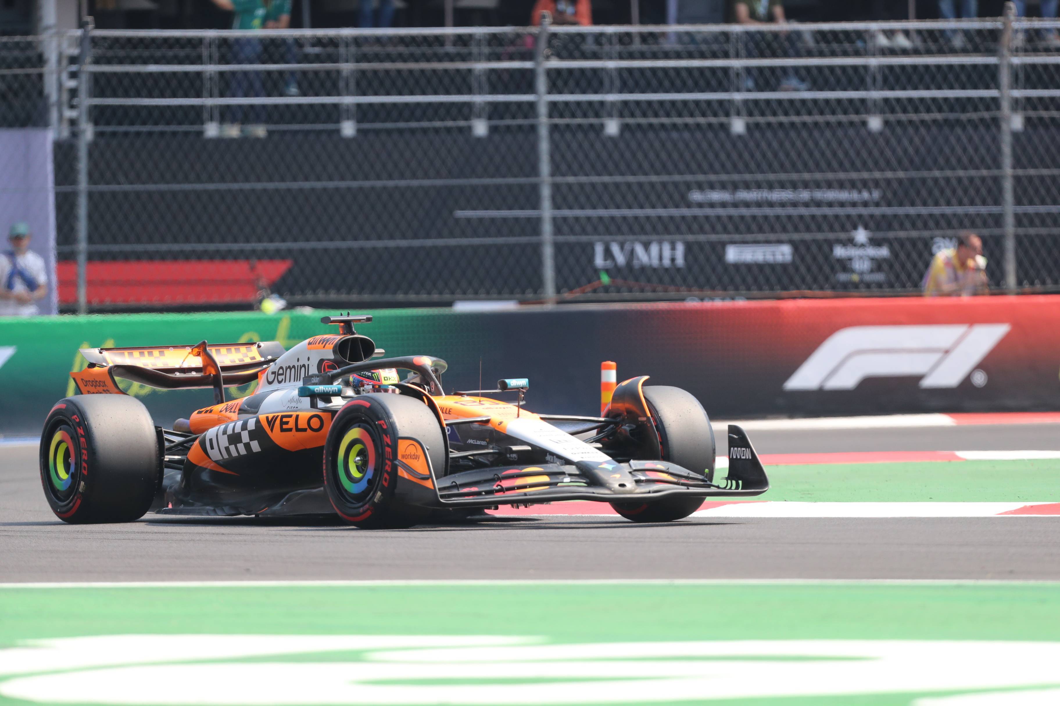 哈斯车队鏖战迈凯伦，皮亚斯特里统治全场