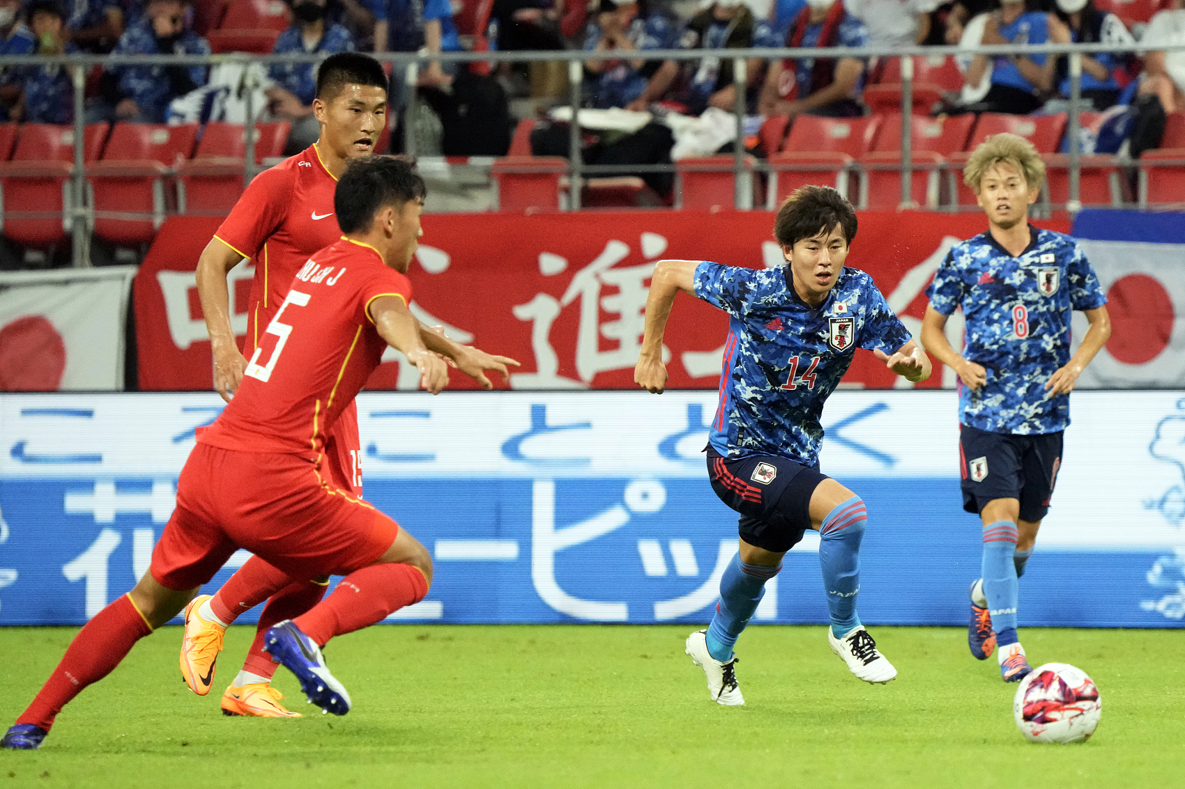 韩国队完胜日本队，黄鸭组合点燃赛场