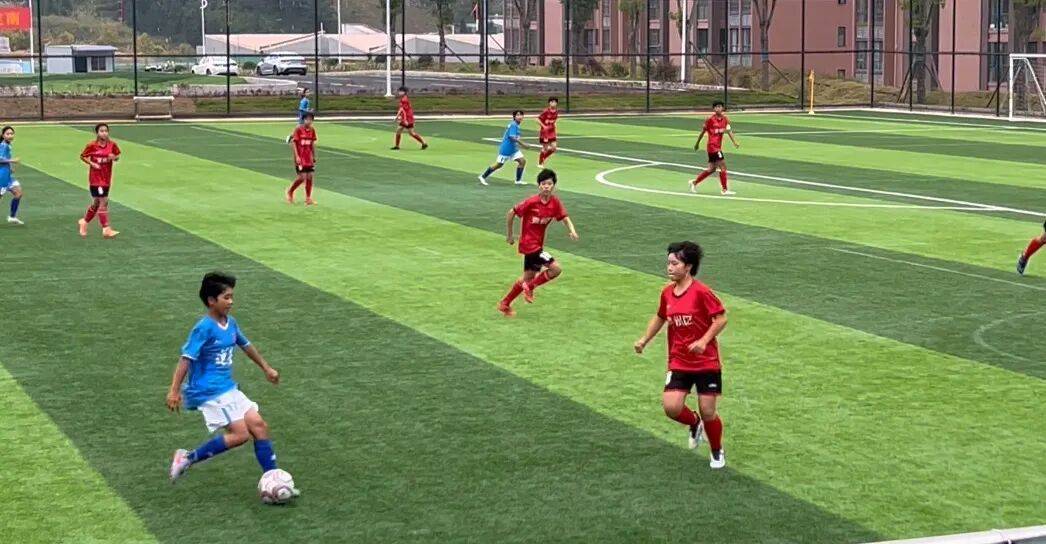 球队在比赛中奋勇拼搏争夺胜利