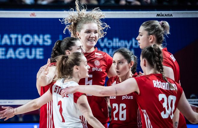 法国女子排球队实现逆转成功晋级