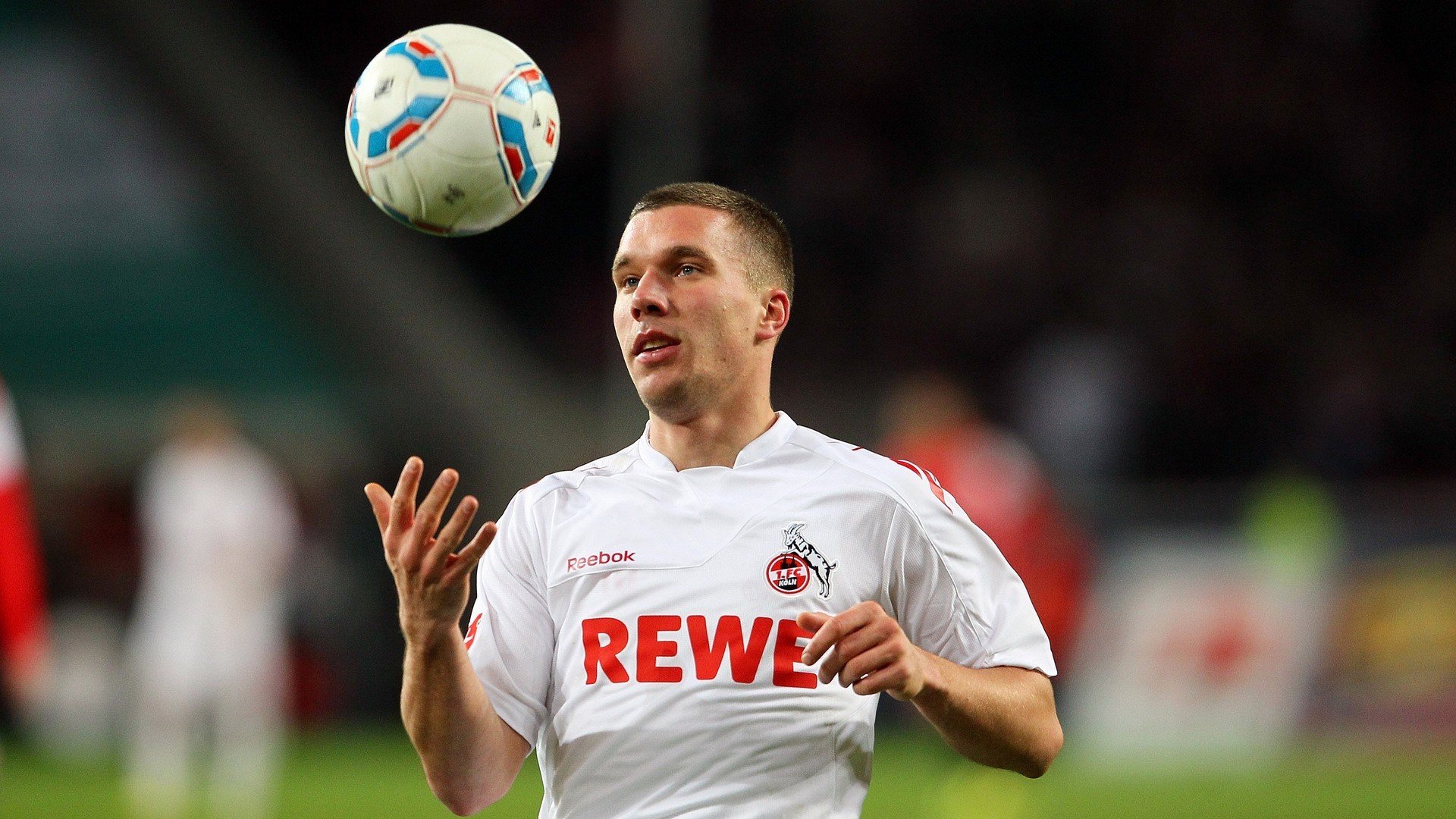 绿茵场上的横扫,羽球场上的惊艳,体育之夜的两种传奇